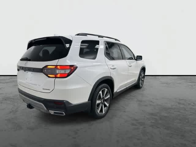 Certified 2025 Honda Pilot Touring image 3