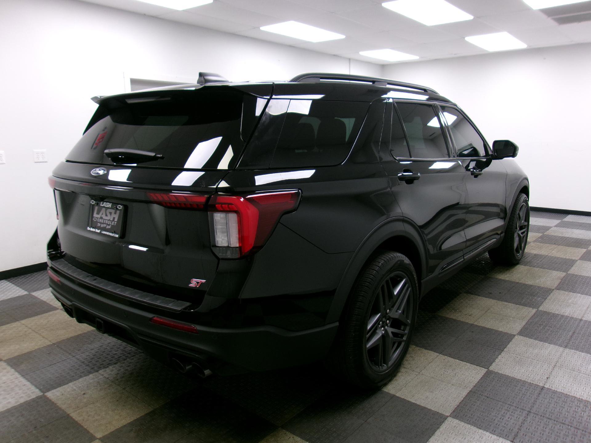 Used 2025 Ford Explorer ST image 14