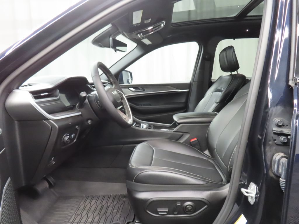 Used 2025 Jeep Grand Cherokee Limited w/ Luxury Tech Group II AWD/4WD image 11