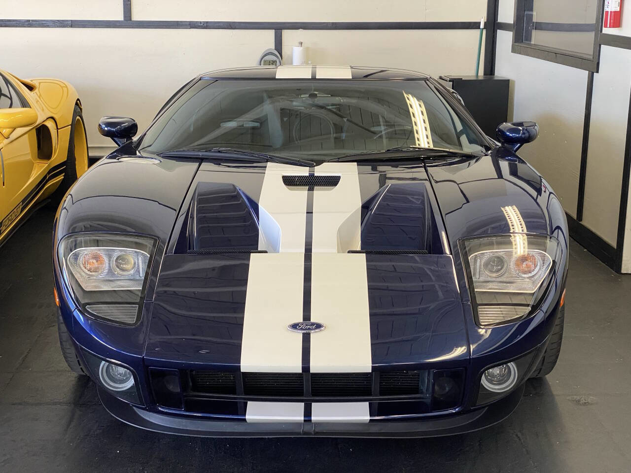 Used 2006 Ford GT RWD image 3