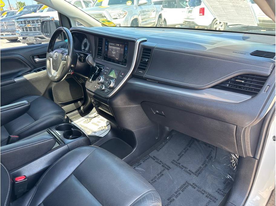 Used 2015 Toyota Sienna SE w/ SE Preferred Package FWD image 27