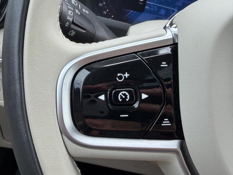 Certified 2025 Volvo XC90 T8 Ultra AWD/4WD image 17