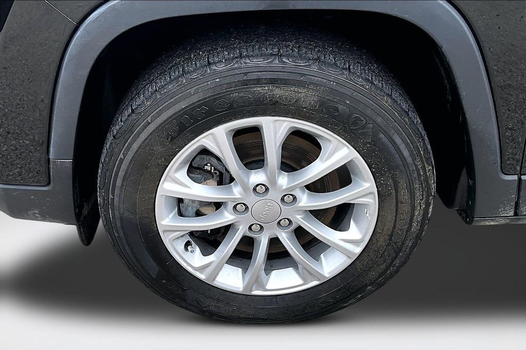 Used 2020 Jeep Cherokee Latitude w/ Cold Weather Group AWD/4WD image 33