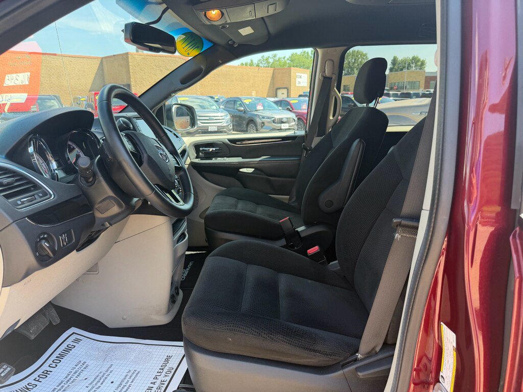 Used 2017 Dodge Grand Caravan SE FWD image 7
