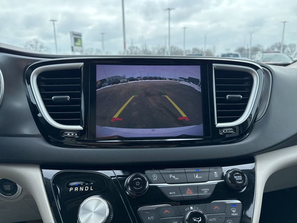 Used 2023 Chrysler Pacifica Touring-L image 17