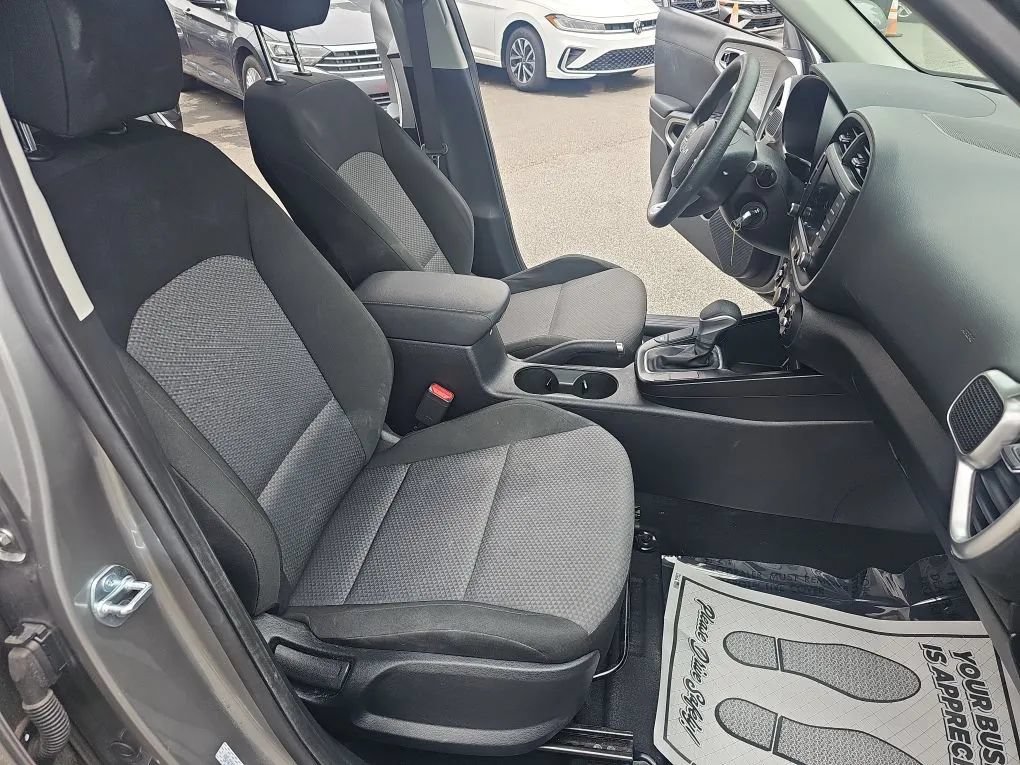 Used 2025 Kia Soul LX w/ LX Technology Package FWD image 22