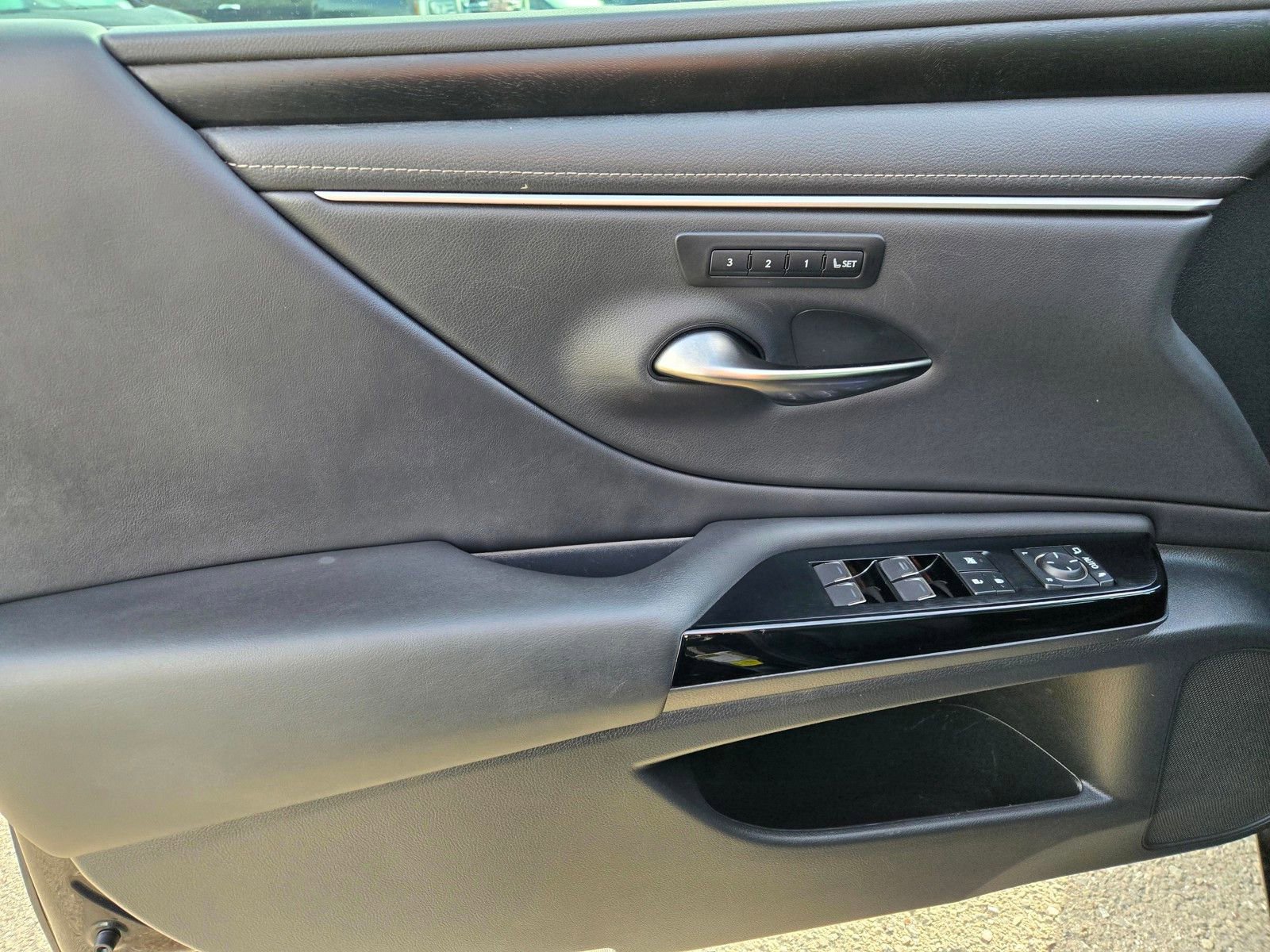 Used 2024 Lexus ES 300h w/ Premium Package image 14