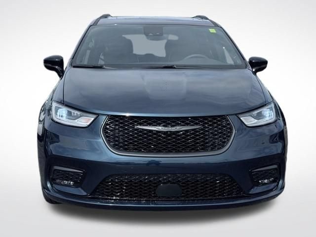 Used 2025 Chrysler Pacifica Limited FWD image 2