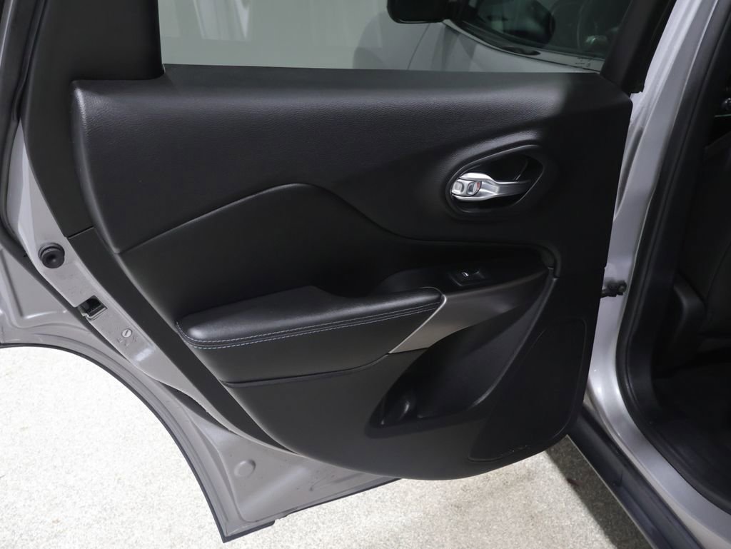 Used 2019 Jeep Cherokee Latitude w/ Popular Appearance Group image 19