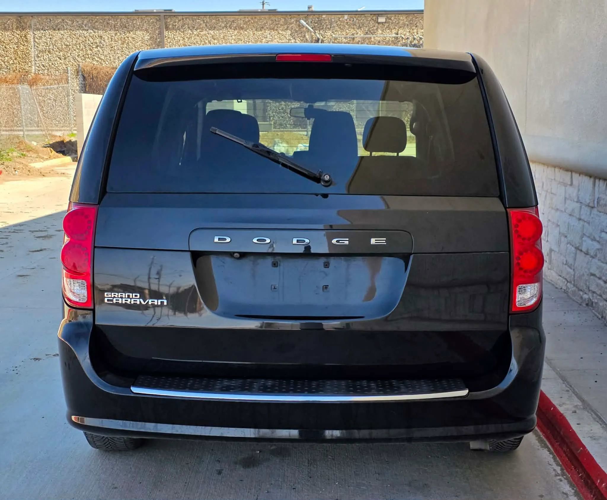 Used 2018 Dodge Grand Caravan SE image 4