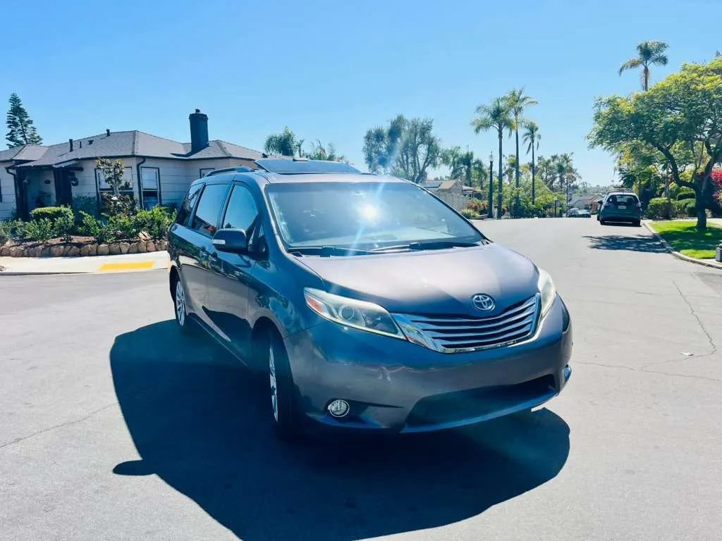 Used 2017 Toyota Sienna Limited FWD image 3