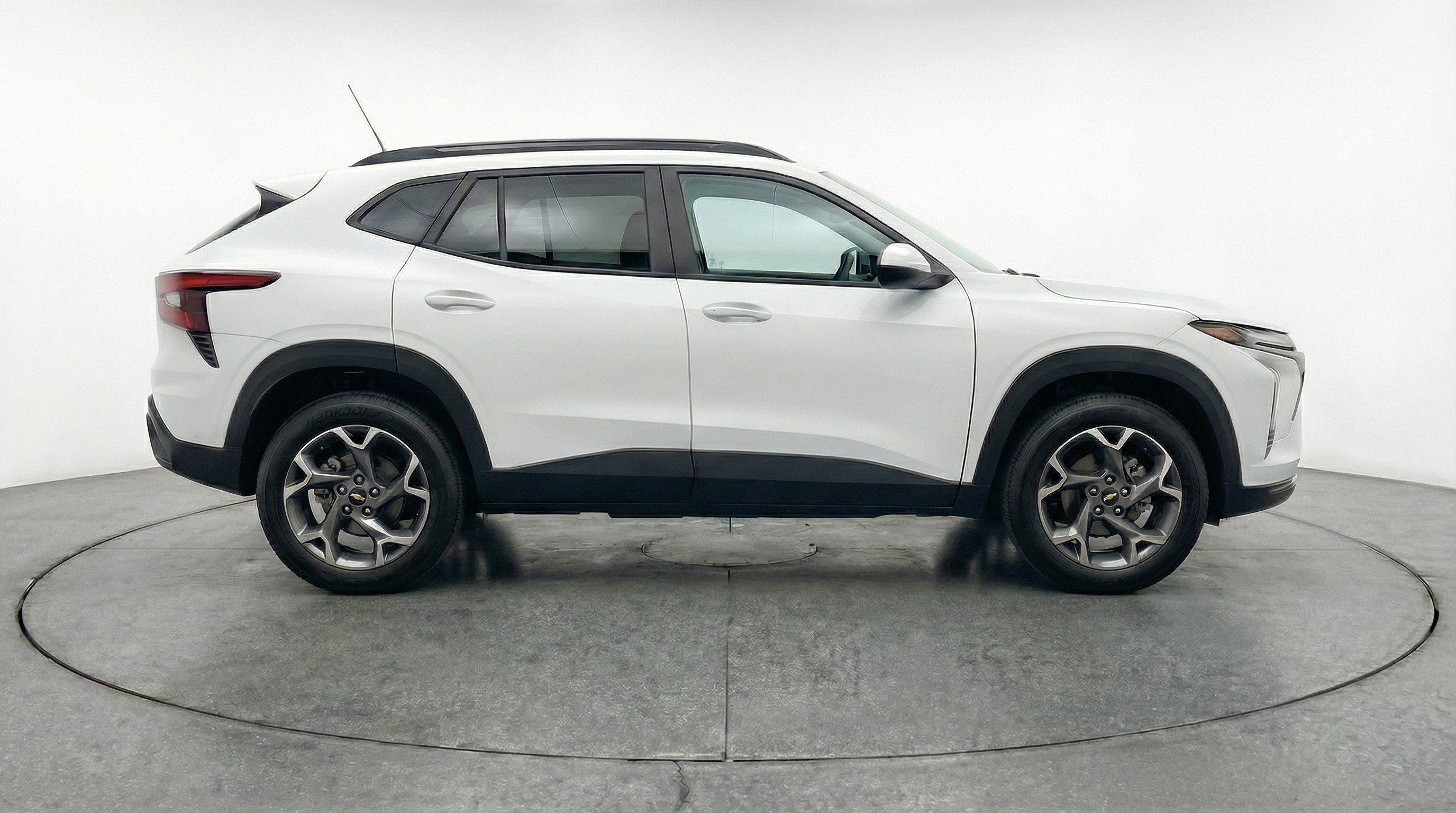 Used 2025 Chevrolet Trax LT w/ LT Convenience Package FWD image 11