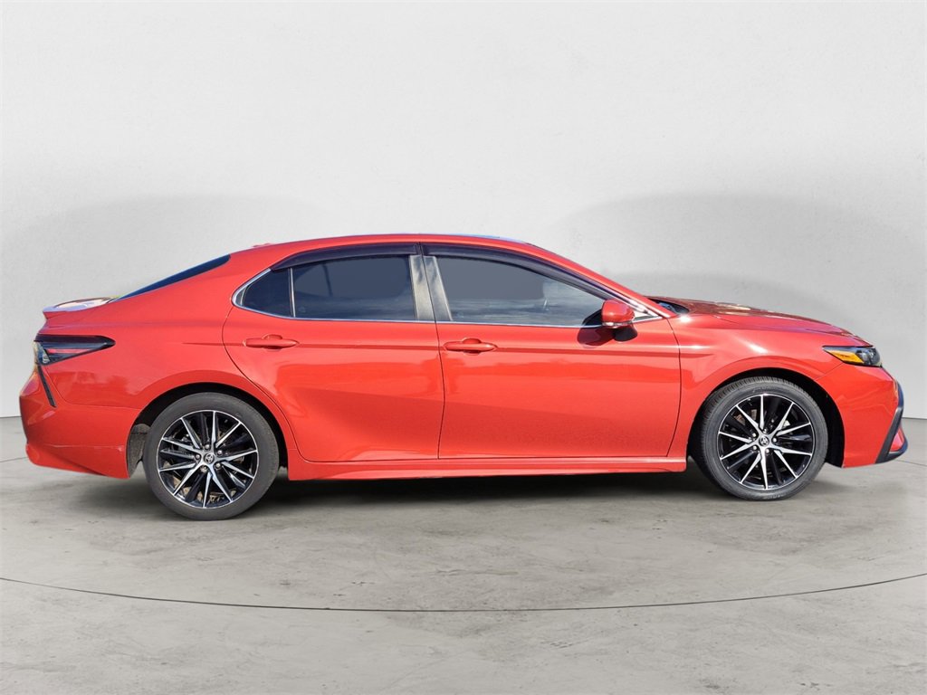 Used 2021 Toyota Camry SE image 2