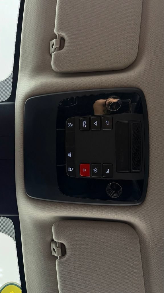 Used 2025 Kia Carnival FWD image 25