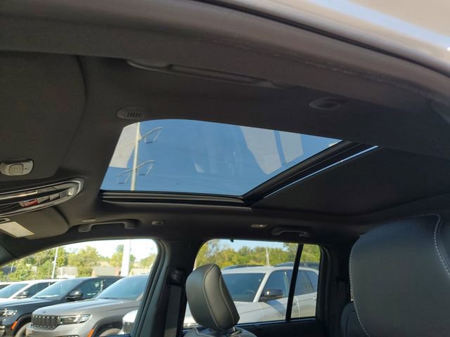 New 2025 Jeep Grand Cherokee Limited w/ Luxury Tech Group II image 14