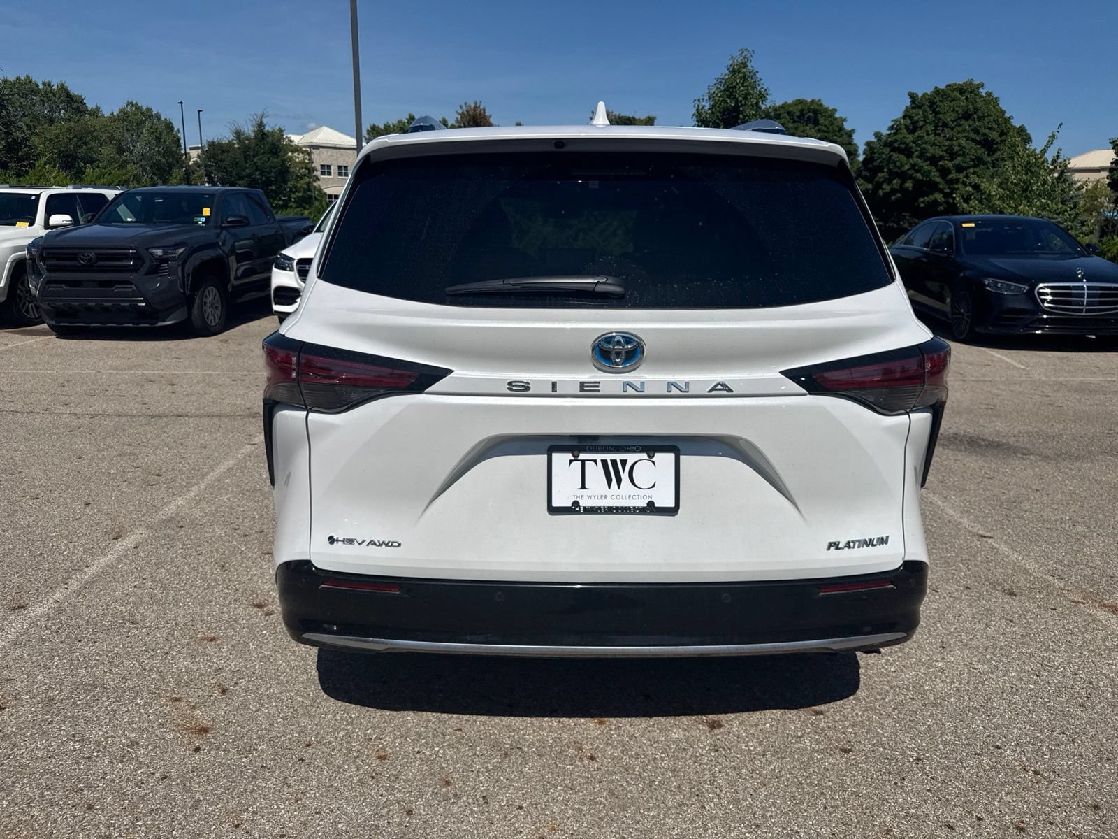 Used 2025 Toyota Sienna Platinum AWD/4WD image 6