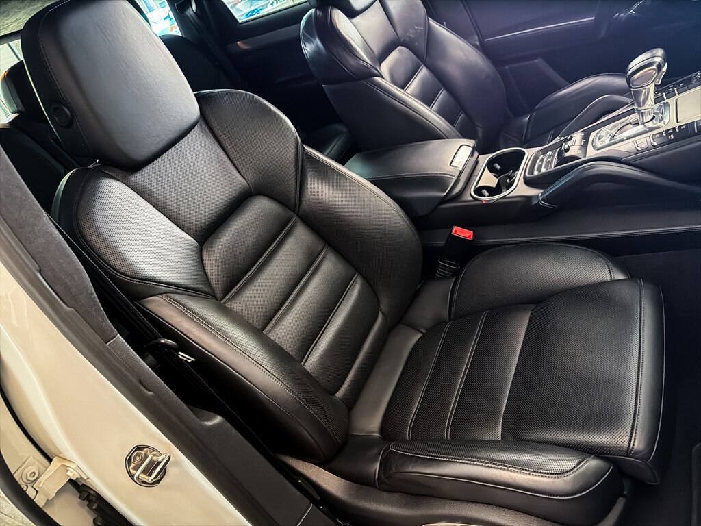 Used 2013 Porsche Cayenne Turbo w/ Premium Pkg Plus AWD/4WD image 28