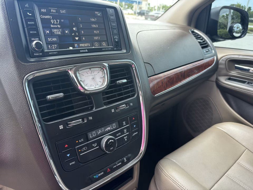 Used 2016 Chrysler Town & Country Touring FWD image 13
