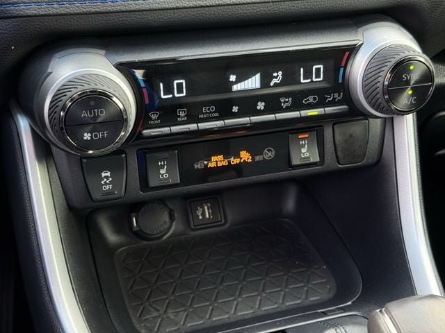 Used 2025 Toyota RAV4 XSE AWD/4WD image 18