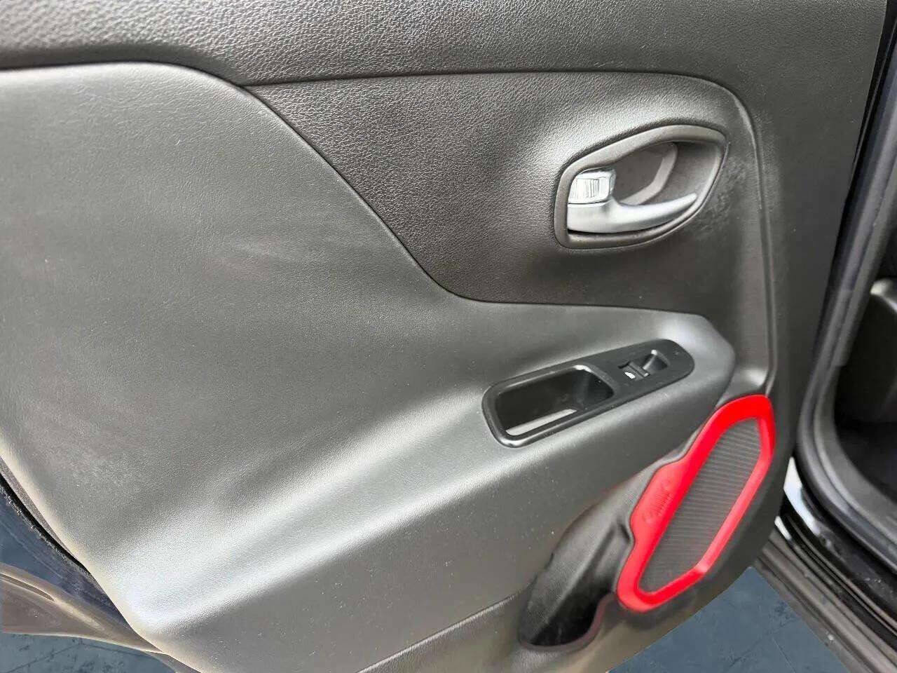 Used 2015 Jeep Renegade Trailhawk image 16