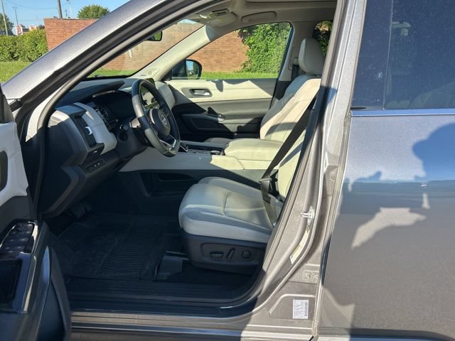 Used 2023 Nissan Pathfinder SL w/ SL Premium Package AWD/4WD image 8