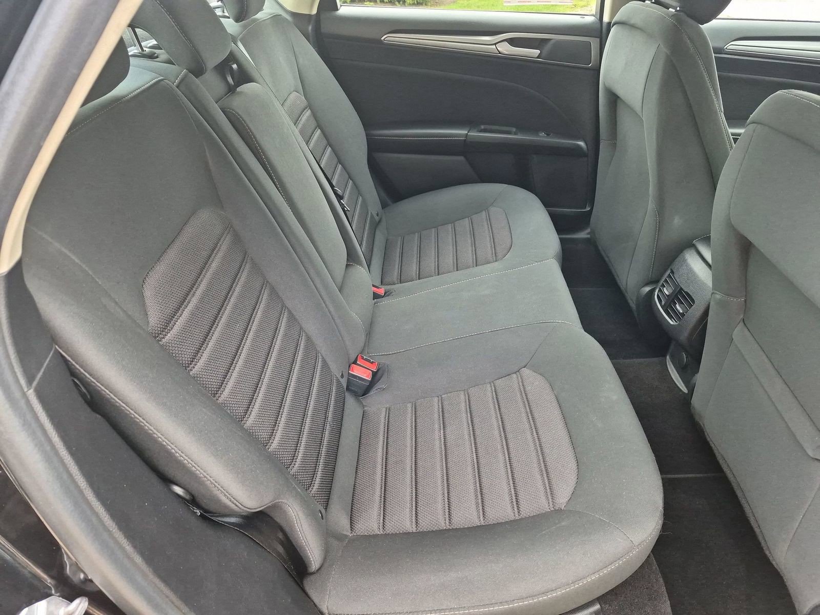 Used 2020 Ford Fusion SE FWD image 32