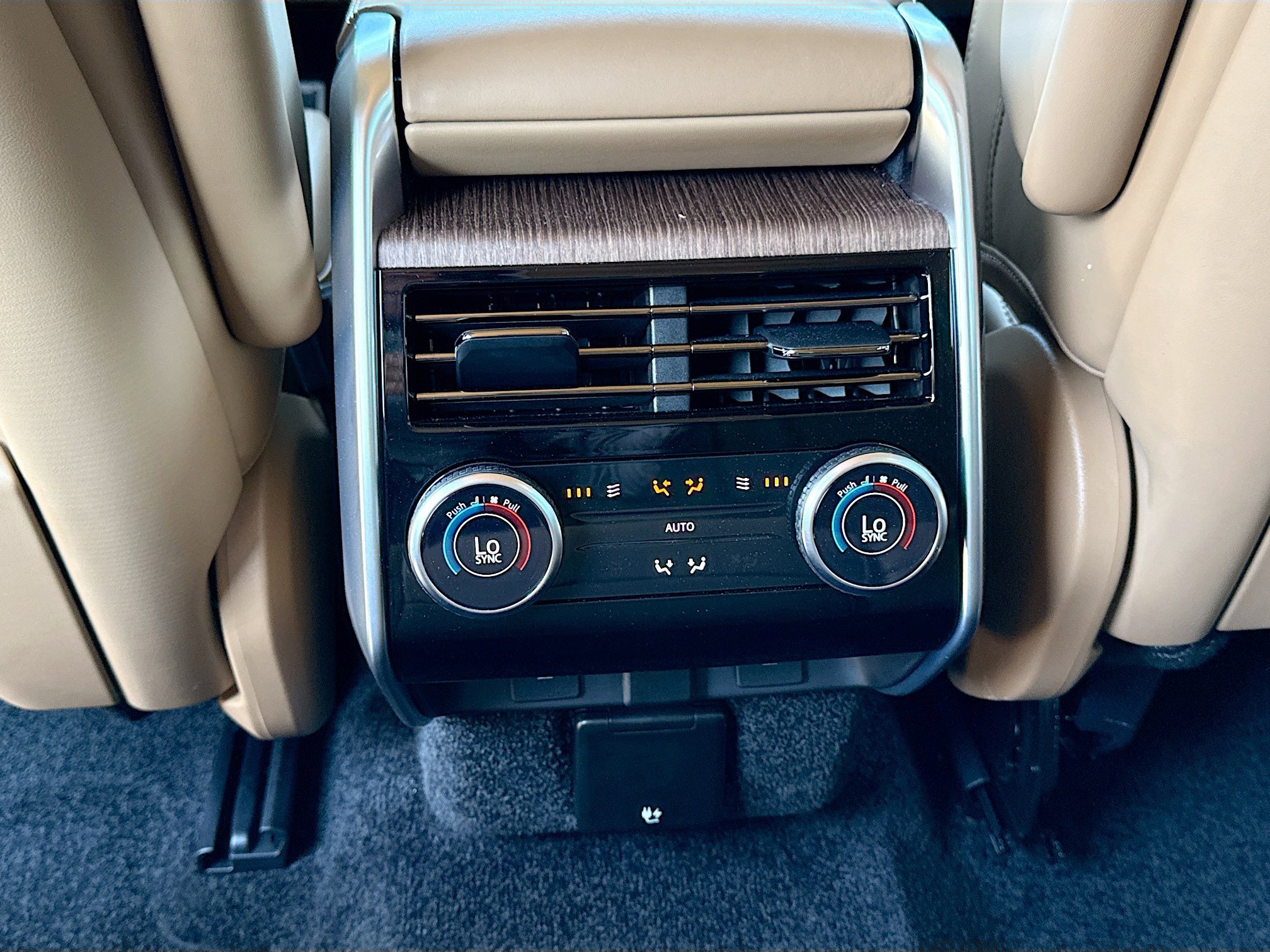 Used 2025 Land Rover Range Rover SE image 20