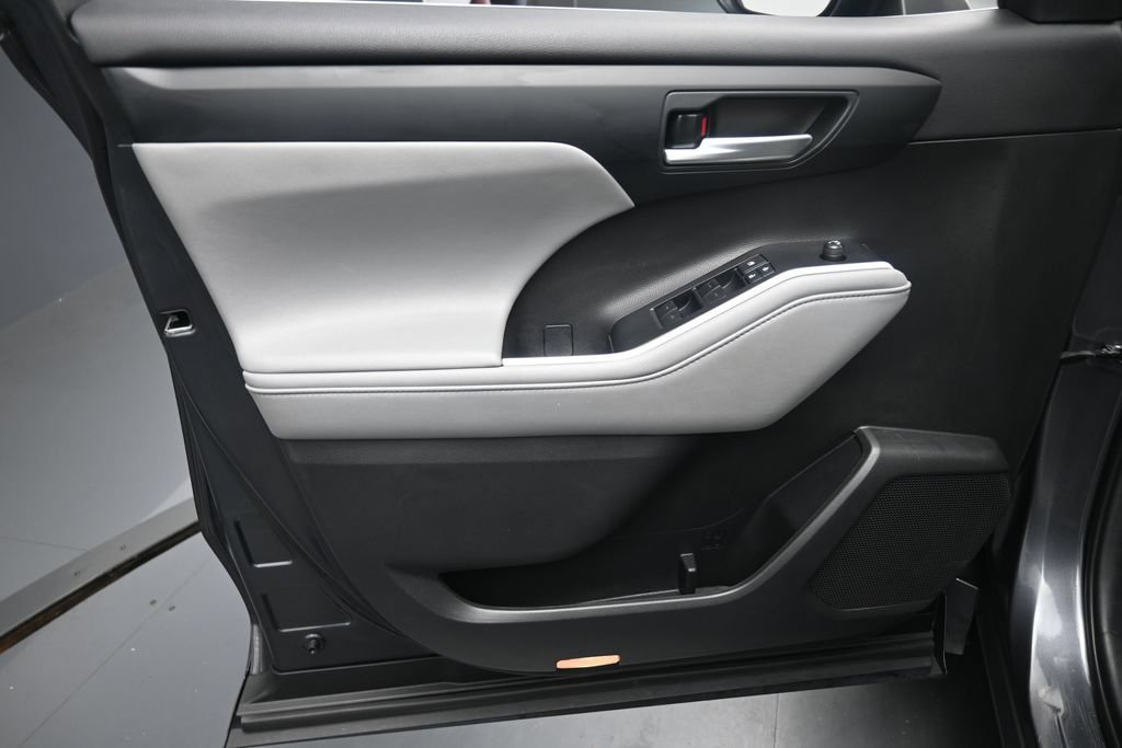 Used 2020 Toyota Highlander XLE FWD image 19