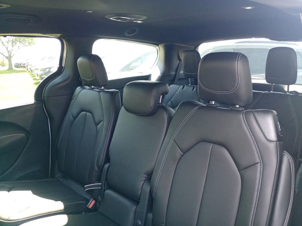 New 2026 Chrysler Pacifica Select image 10