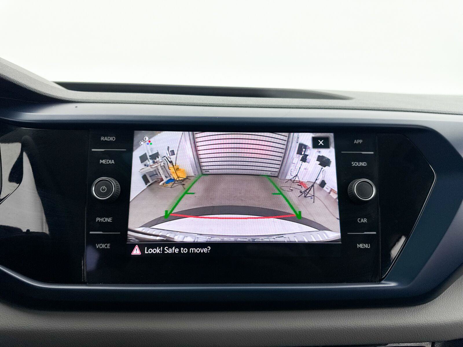 Used 2023 Volkswagen Taos SE w/ Panoramic Sunroof Package FWD image 9