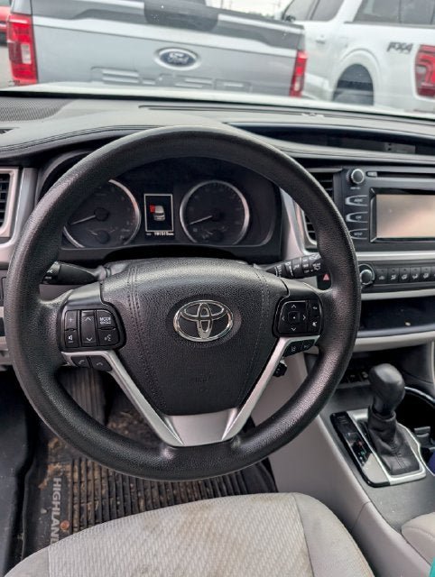 Used 2017 Toyota Highlander LE AWD/4WD image 4