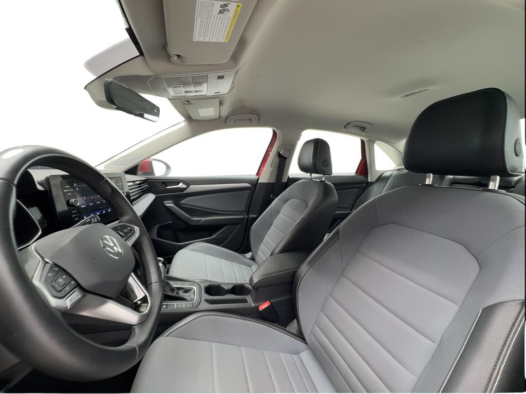 Used 2025 Volkswagen Jetta SE FWD image 17