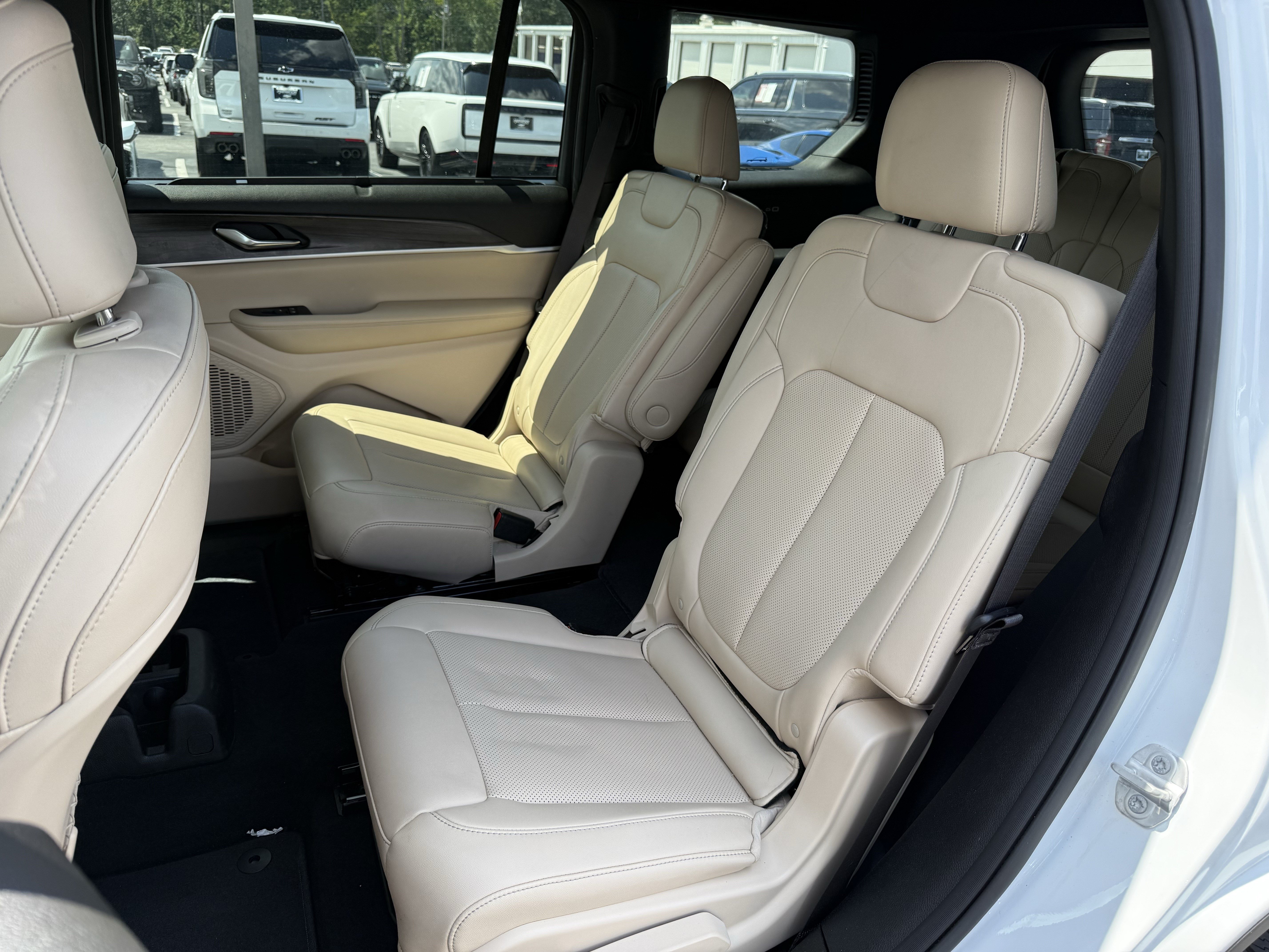 Used 2024 Jeep Grand Cherokee L Limited w/ Luxury Tech Group II RWD image 34