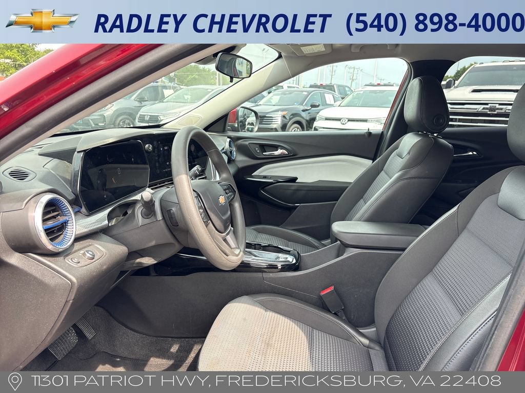 Certified 2025 Chevrolet Trax LT FWD image 3