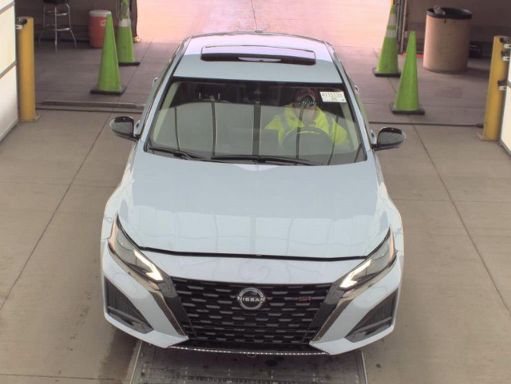 Used 2023 Nissan Altima 2.0 SR FWD image 2