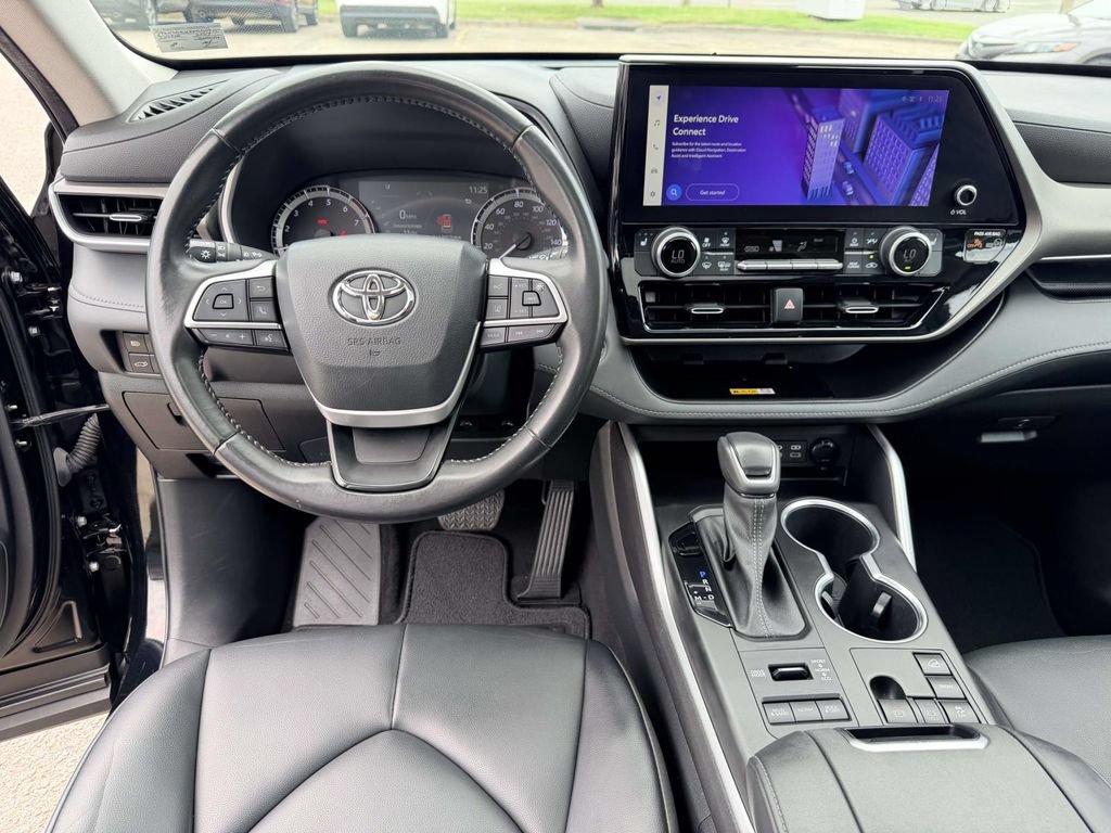 Used 2023 Toyota Highlander XLE AWD/4WD image 2