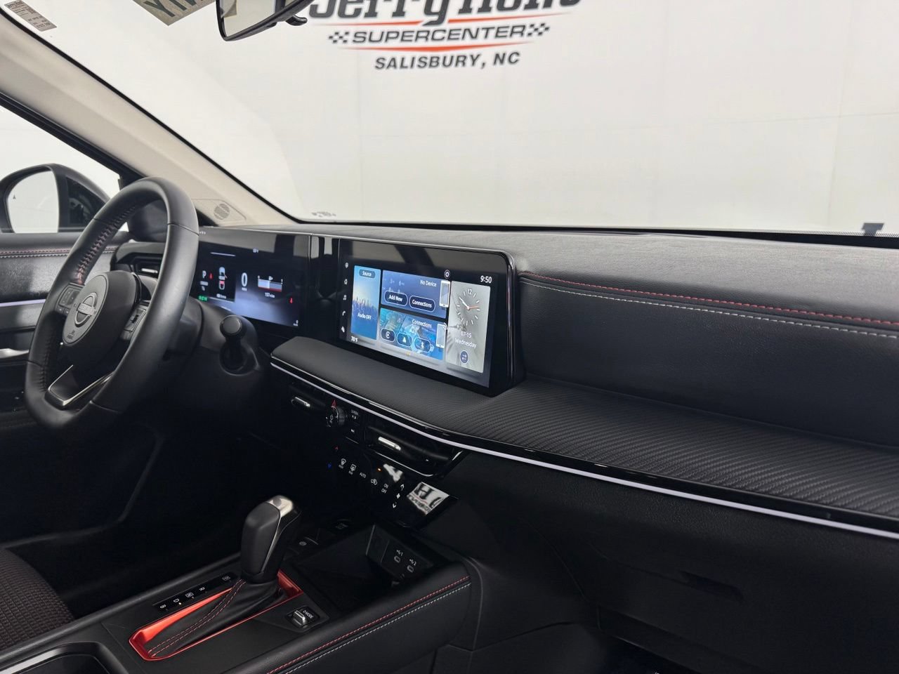 Used 2025 Nissan Kicks SR FWD image 32