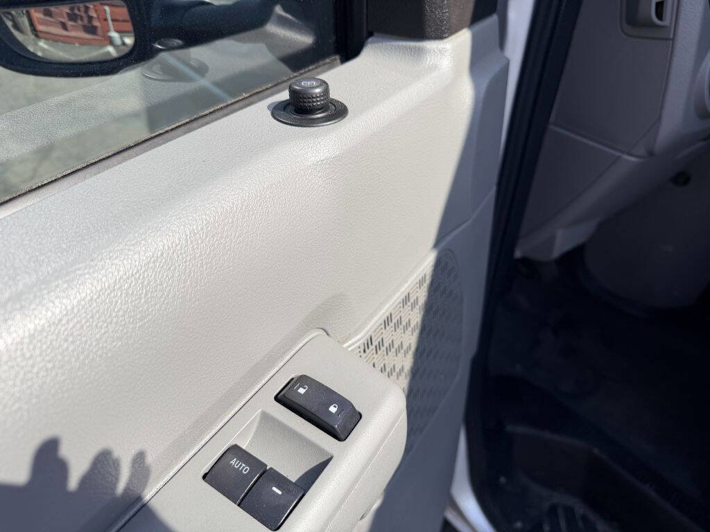 Used 2011 Ford E-350 and Econoline 350 XLT RWD image 10