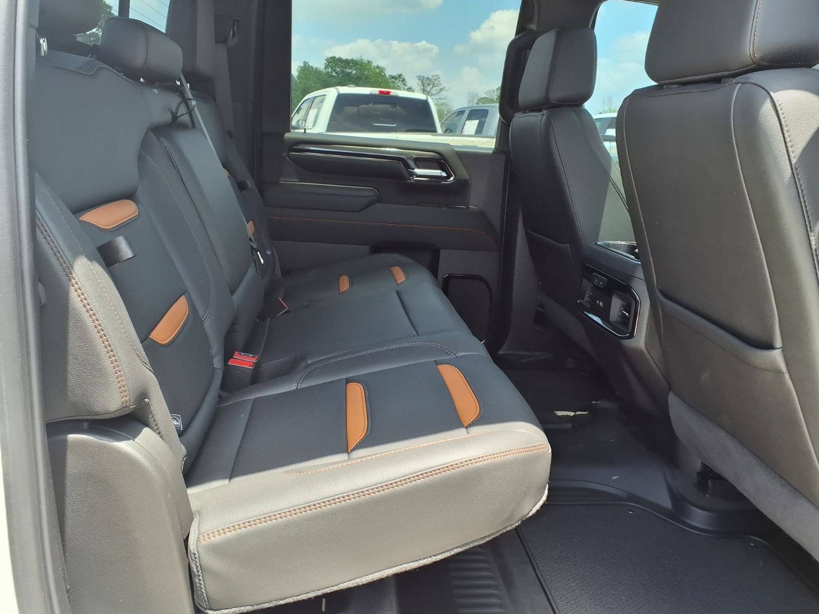 Used 2024 GMC Sierra 2500 AT4 w/ AT4 Premium Plus Package AWD/4WD image 19