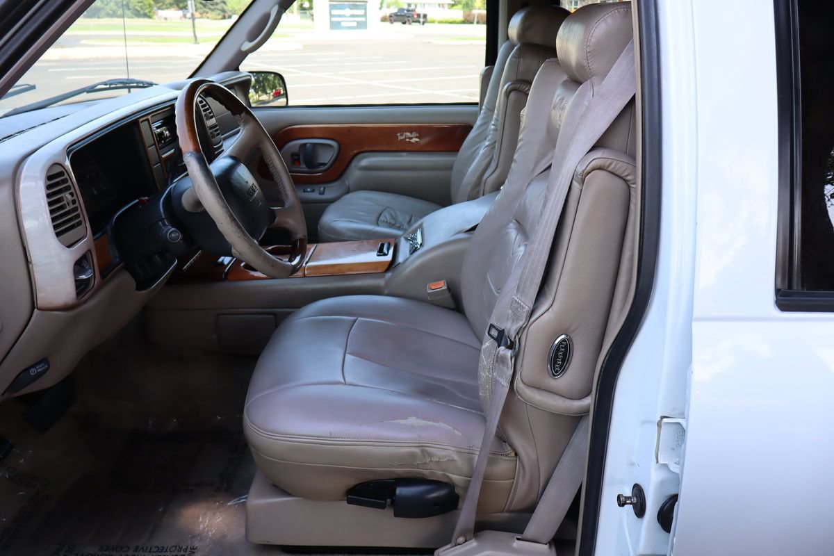 Used 1999 GMC Suburban 4WD w/ Convenience Group image 17