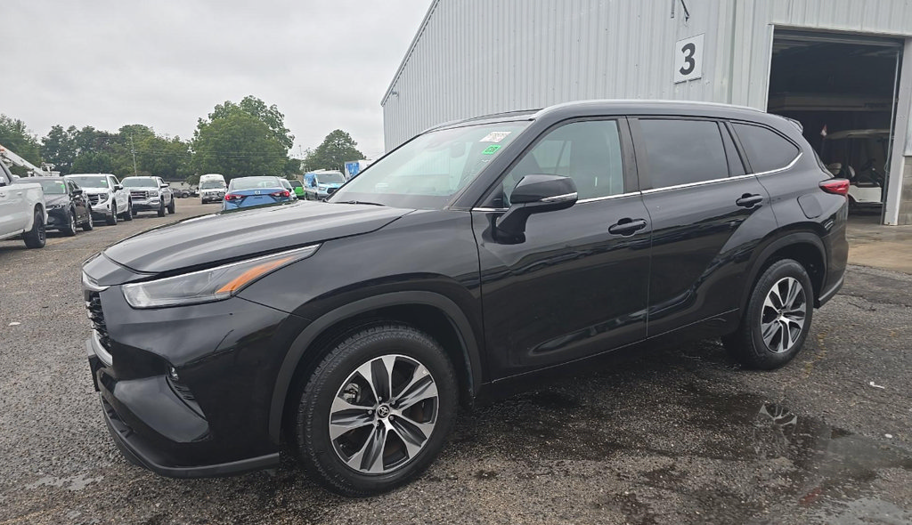 Used 2023 Toyota Highlander XLE FWD image 1