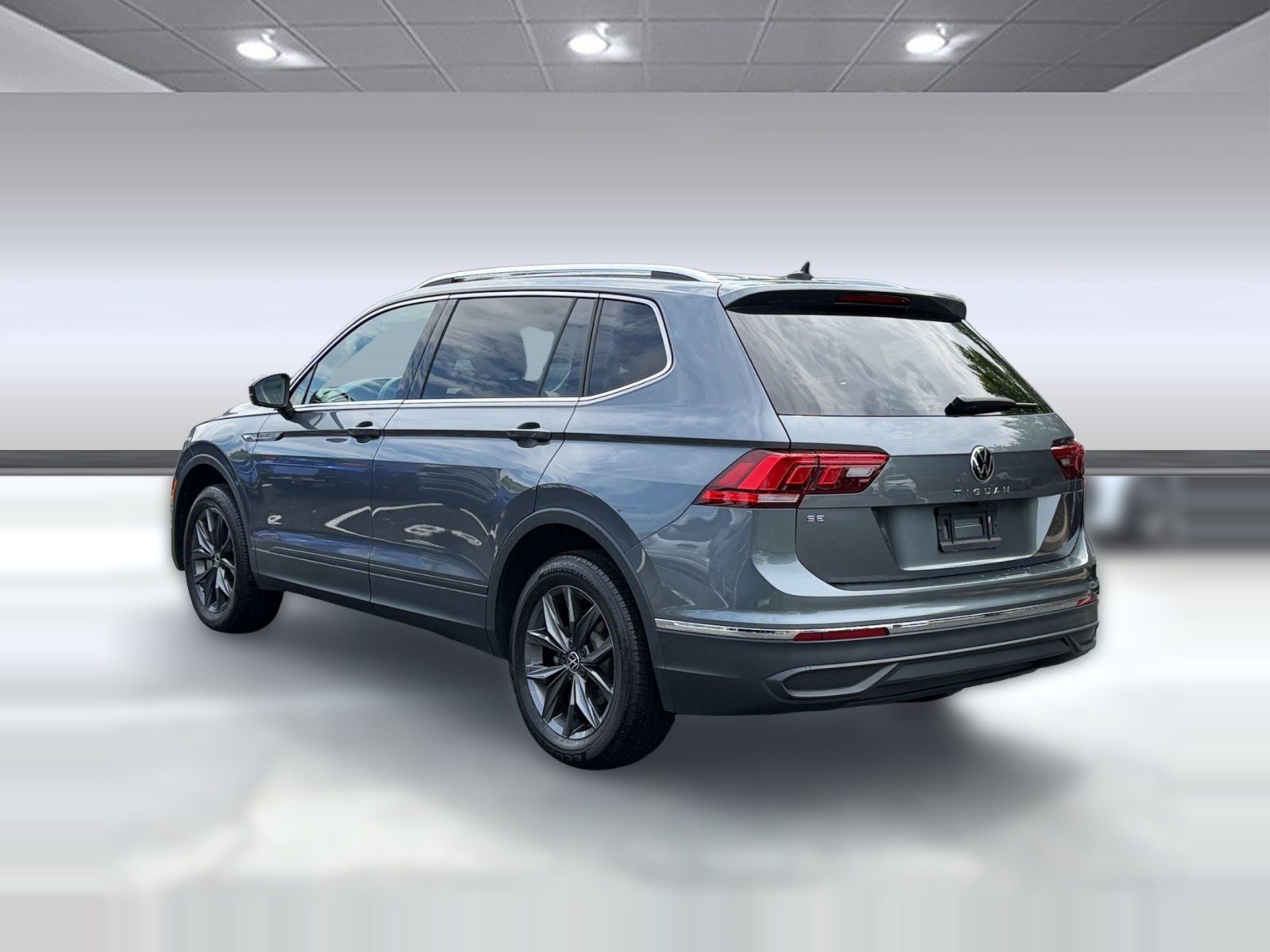 Used 2023 Volkswagen Tiguan SE FWD image 3
