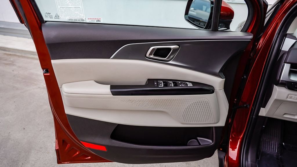 Used 2024 Kia Carnival LX image 25