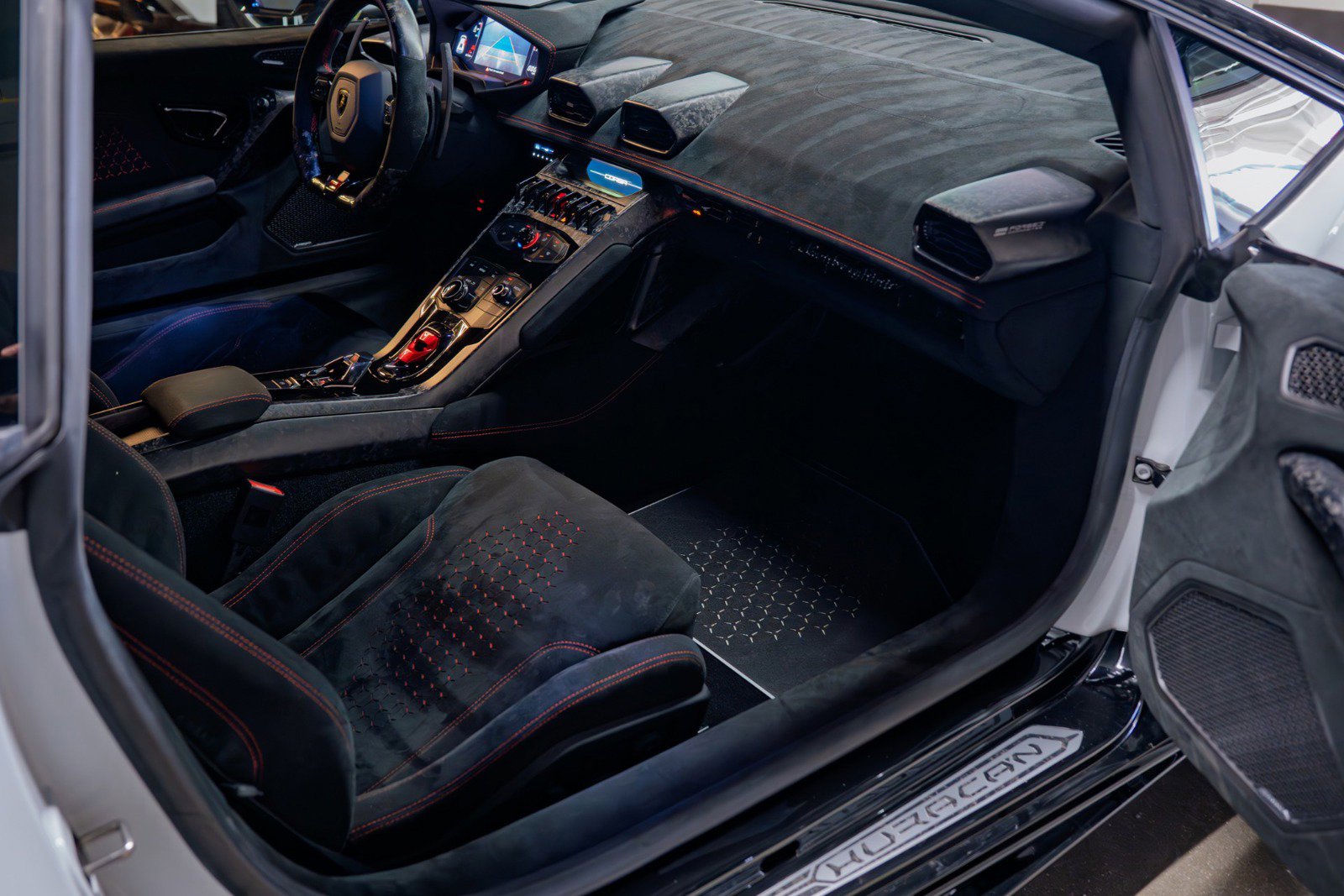 Used 2018 Lamborghini Huracan Performante image 12