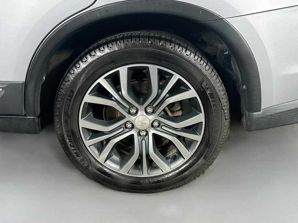 Used 2017 Mitsubishi Outlander ES image 32