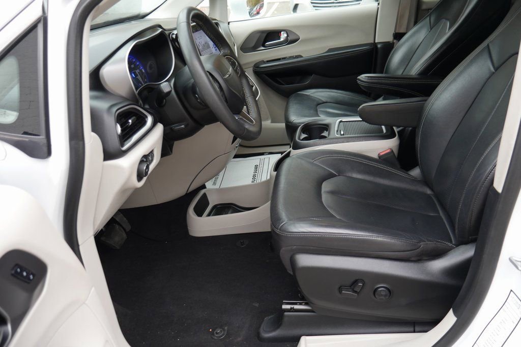 Used 2022 Chrysler Pacifica Touring-L image 8