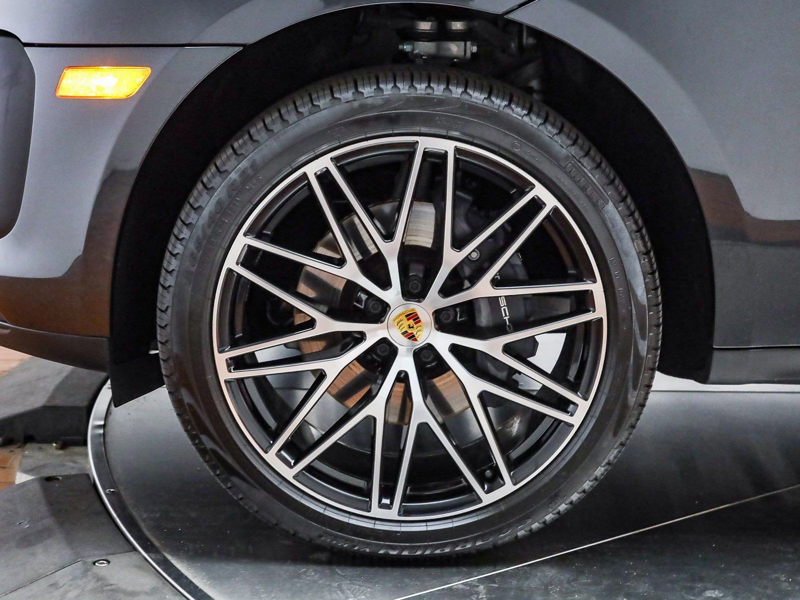 Certified 2025 Porsche Macan image 10