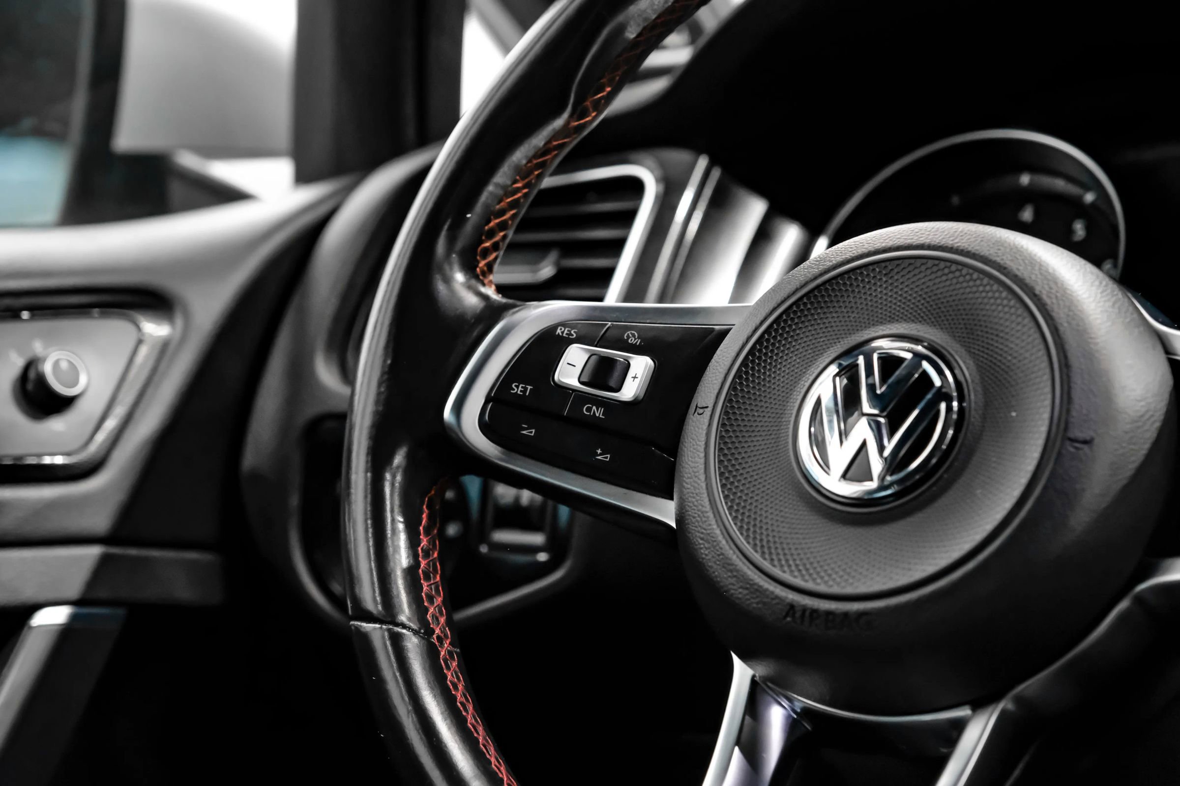 Used 2017 Volkswagen GTI SE FWD image 25