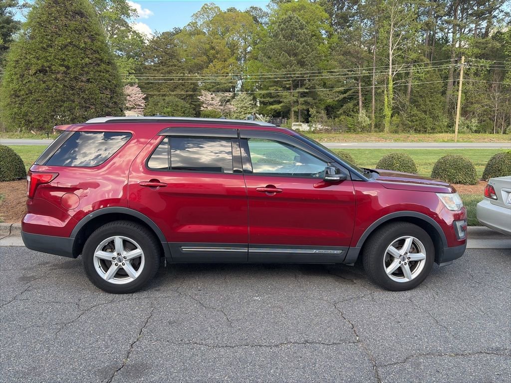 Used 2017 Ford Explorer XLT w/ Equipment Group 201A image 3