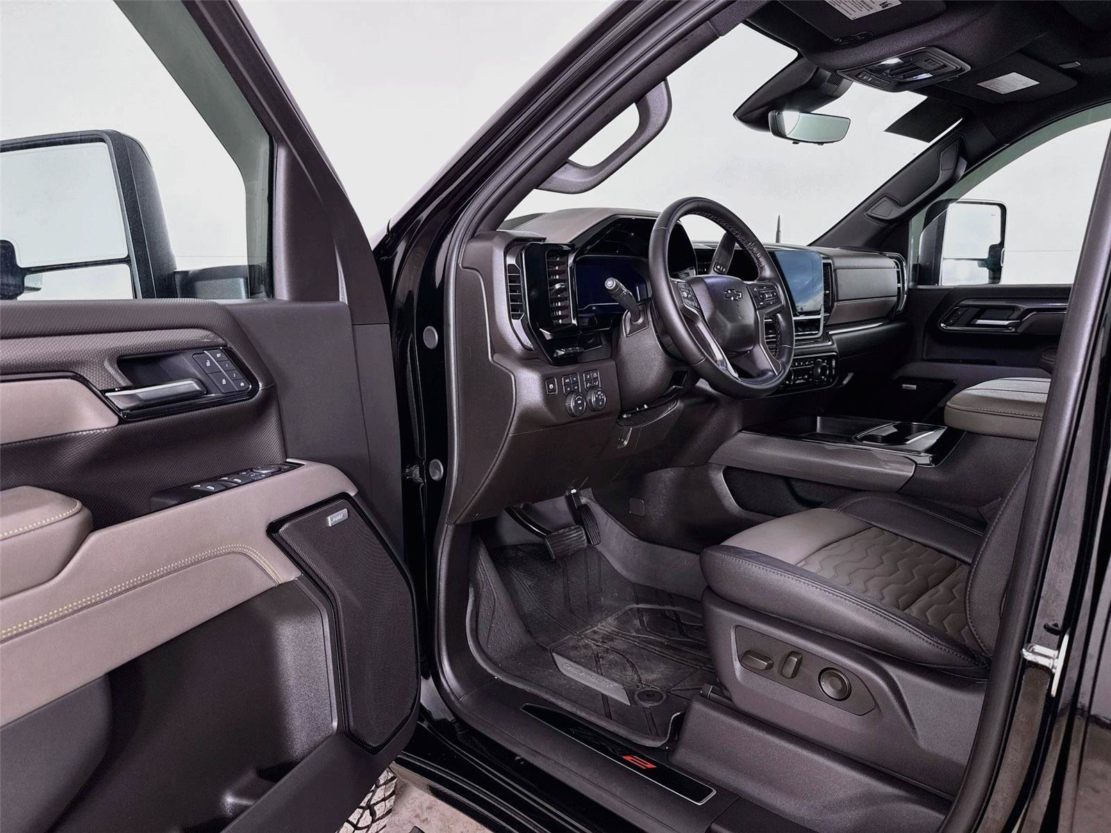 Used 2025 Chevrolet Silverado 2500 ZR2 w/ Technology Package AWD/4WD image 3